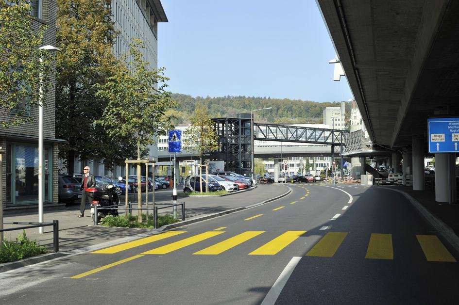 Spektakulärer Brückentransport vom Escher-Wyss Platz ins Glatttal