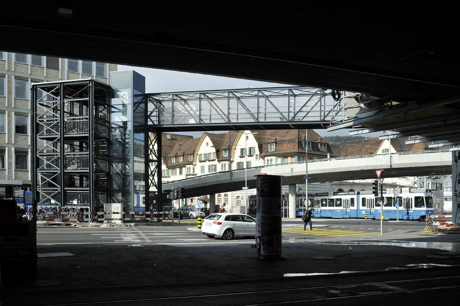 Spektakulärer Brückentransport vom Escher-Wyss Platz ins Glatttal