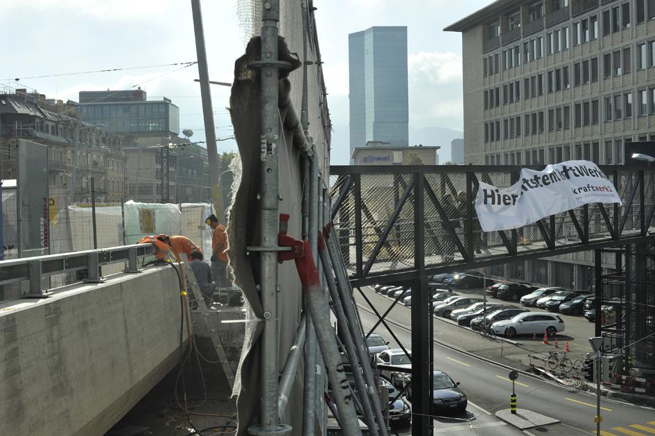 Spektakulärer Brückentransport vom Escher-Wyss Platz ins Glatttal