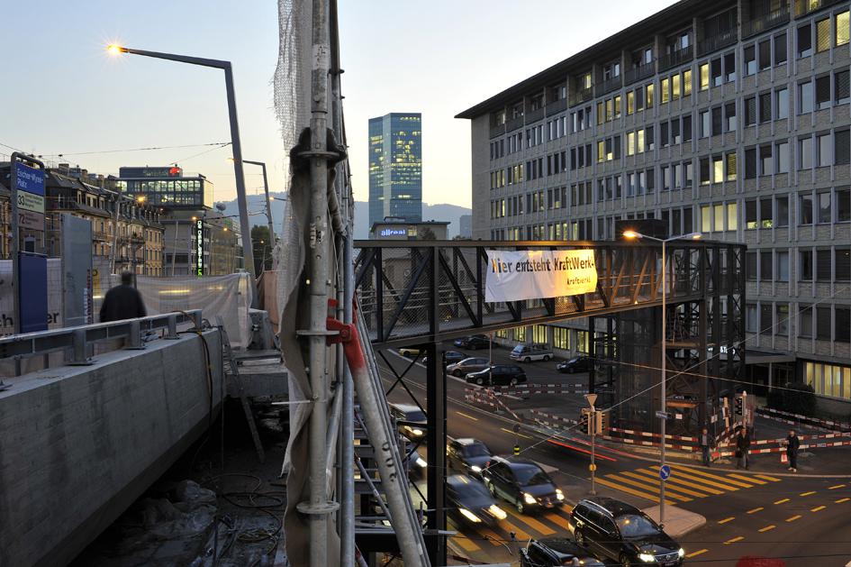 Spektakulärer Brückentransport vom Escher-Wyss Platz ins Glatttal