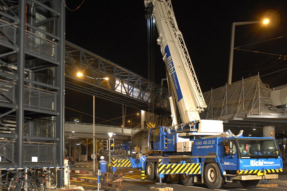 Spektakulärer Brückentransport vom Escher-Wyss Platz ins Glatttal