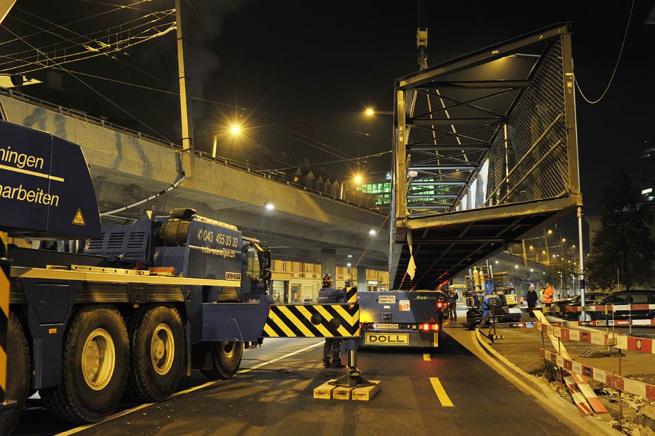 Spektakulärer Brückentransport vom Escher-Wyss Platz ins Glatttal